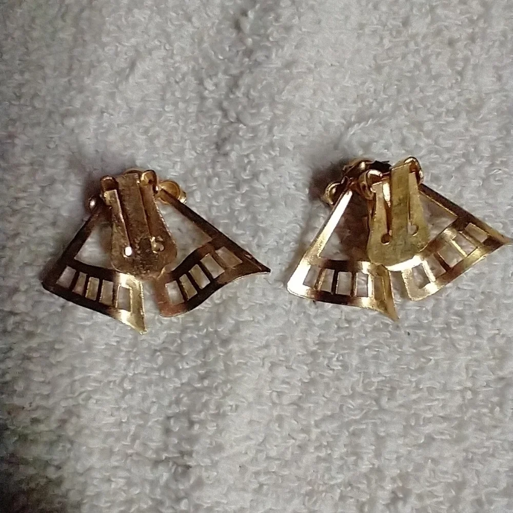 Goldtone fan 🪭 clip earrings blue crystals